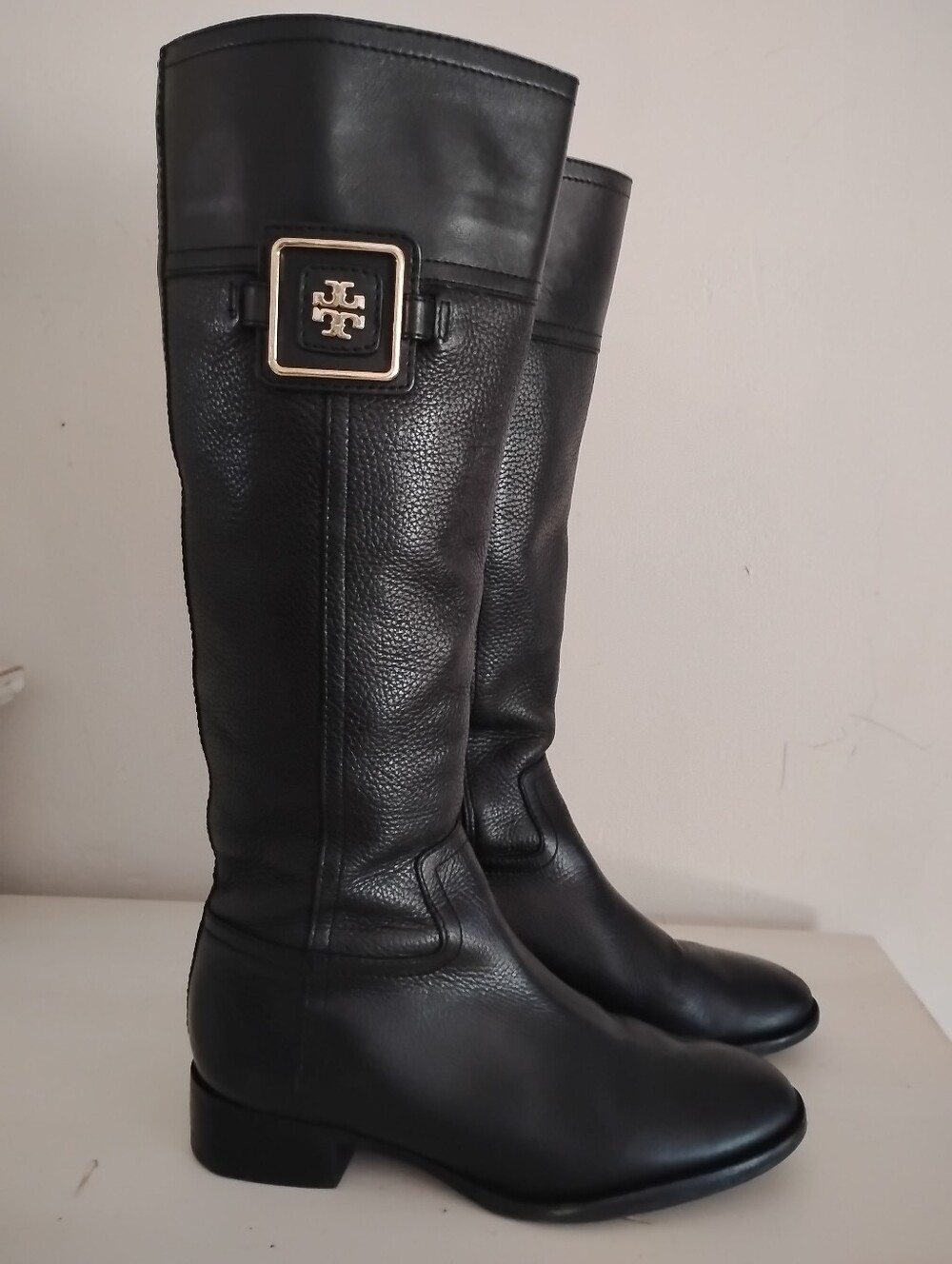 Tory Burch Black Leather Tall Riding Boots Logo Buckle Zipper Side Zip 7.5 Luxe
